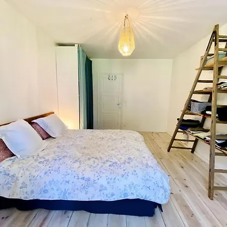 Charming, Quiet House 7 Minutes Walk From Center Hébergement de vacances