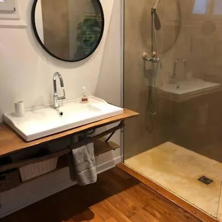 Hébergement de vacances Charming, Quiet House 7 Minutes Walk From Center *
